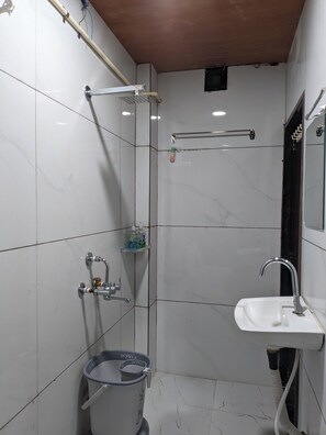 Een douche, gratis toiletartikelen, zeep, shampoo