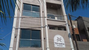 Un edificio de varios pisos con un letrero que dice 'Nivanta Green'.