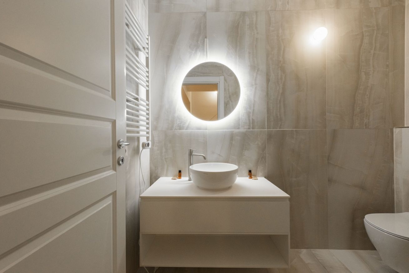 Shower, bidet, towels, shampoo