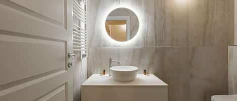 Shower, bidet, towels, shampoo