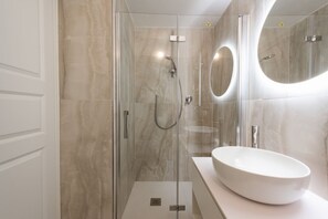 Shower, bidet, towels, shampoo - Castellaccio Prestige by MMega (Florence)