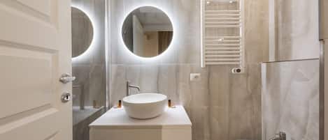 Shower, bidet, towels, shampoo