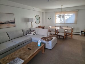 Smart TV, fireplace - Lovely condo only 1 mile to slopes on free bus. (Vail)