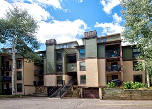 Exterior - Lovely condo only 1 mile to slopes on free bus. (Vail)