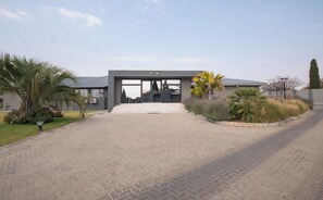 Deluxe Chalet, Garden View - coconut lodge  (Midrand)