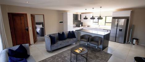 Deluxe Room | Living area