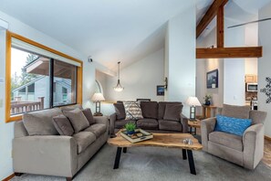 Smart TV, fireplace, ping pong - WHEL28 | 4BR • 3.5BA • A/C • SHARC Passes • Bikes (Sunriver)