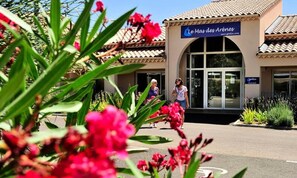 المنشأة من الخارج