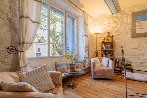 Chambre Bleu Guest Room with Shared Garden and Wi-Fi