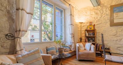 Chambre Bleu Guest Room with Shared Garden and Wi-Fi