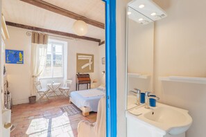 Room - Chambre Bleu Guest Room with Shared Garden and Wi-Fi (Lagorce)