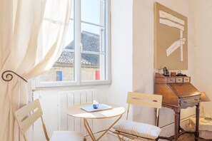 Dining - Chambre Bleu Guest Room with Shared Garden and Wi-Fi (Lagorce)