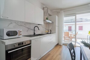 Kaffetrakter/tekoker, kjøleskap, mikrobølgeovn og ovn
