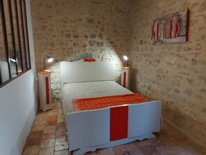 Tabla de planchar con plancha, wifi, ropa de cama