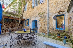 Outdoor dining - Guest Room 'Chambre Coquelicot' with Shared Garden and Wi-Fi (Lagorce)