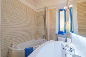 Shower, hair dryer, towels - “Chambre Coquelicot” Guest Room with Shared Garden and Wi-Fi (Lagorce)