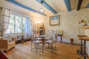 Interior - Guest Room 'Chambre Coquelicot' with Shared Garden and Wi-Fi (Lagorce)