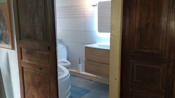 Douche, sèche-cheveux, serviettes fournies