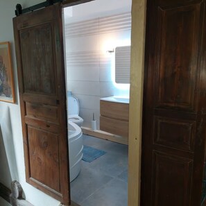 Douche, sèche-cheveux, serviettes fournies