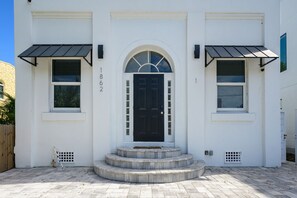 Exterior detail - Pineapple Paradise - 2 Units - 13 min to Beach (Sarasota)