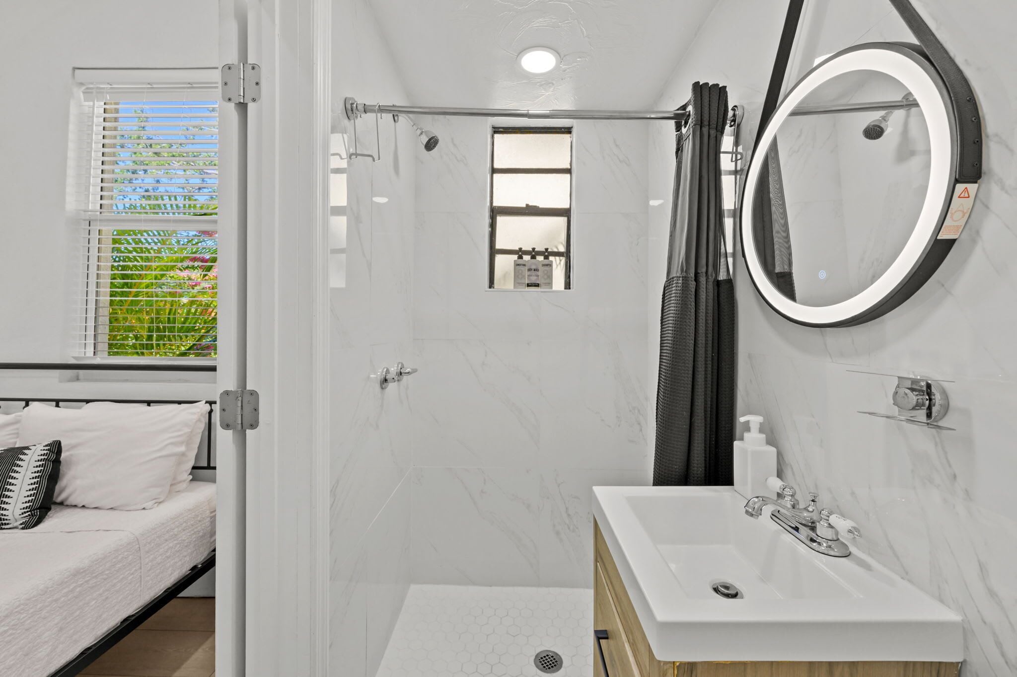 Een douche, een haardroger, handdoeken, shampoo