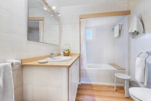 Shower, towels - Villa can Berenguer in Pollensa by Home Villas 360 (Pollensa)