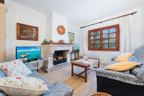 TV, fireplace - Villa can Berenguer in Pollensa by Home Villas 360 (Pollensa)