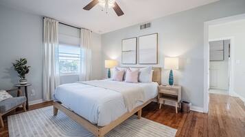 3 slaapkamers, een bureau, een strijkplank/strijkijzer, reisbedje