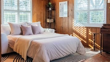 3 slaapkamers, een bureau, een strijkplank/strijkijzer, reisbedje