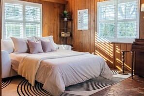 3 chambres, bureau, fer et planche à repasser, lit parapluie