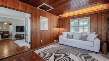 Smart-tv, tafelvoetbal, een tafeltennistafel en boeken