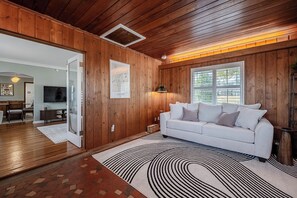 TV connectée, baby-foot, table de tennis de table, livres