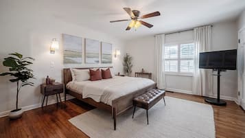 3 bedrooms, desk, iron/ironing board, travel crib