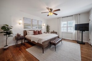 3 Schlafzimmer, Schreibtisch, Bügeleisen/Bügelbrett, Reisekinderbett