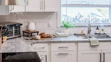 Een koelkast, een microgolfoven, een oven, een kookplaat