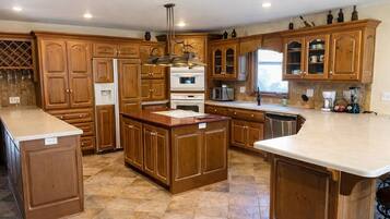 Coffee/tea maker, fridge, microwave, oven