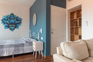 A bedroom with a bed, bedside table, and a decorative wall piece. - Focus Apartment - sea view near Arena in Pula (Pula)