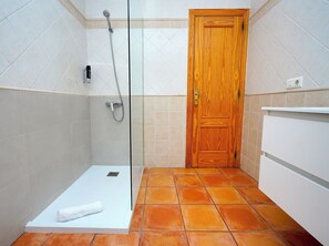 Family Apartment, 2 Bedrooms, Balcony | Bathroom | Shower, hair dryer, towels, soap - Can Carrio Turismo de interior (Palma de Mallorca)