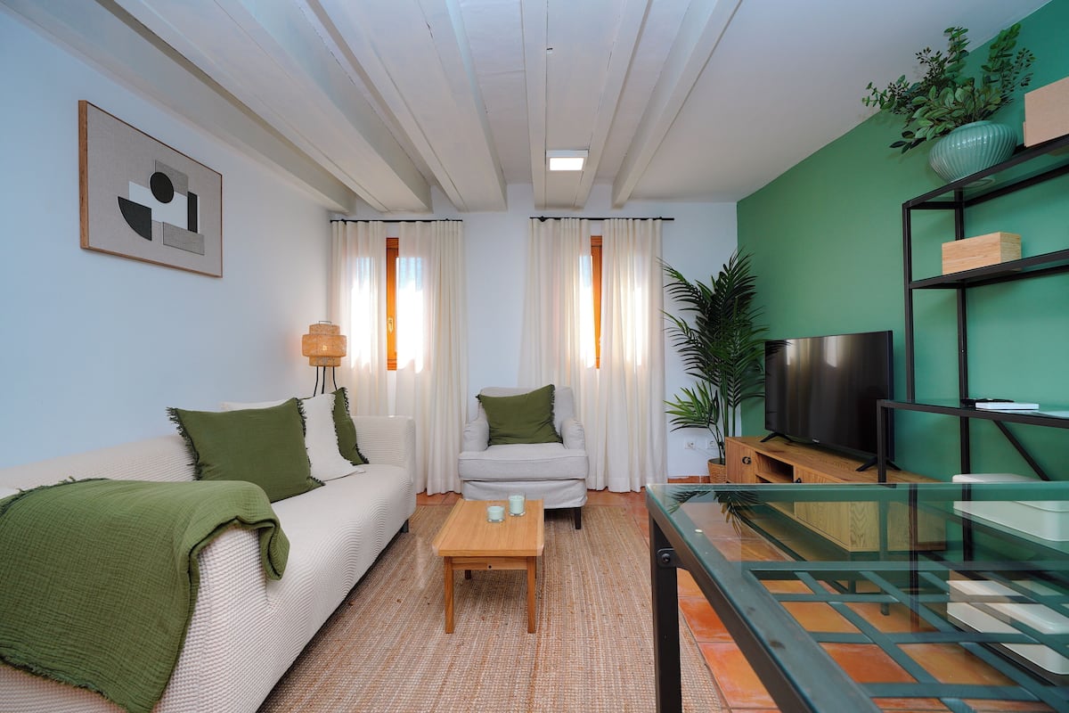 Classic Apartment, 2 Bedrooms | Living area