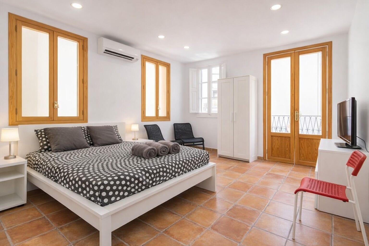 Apartamento standard, 1 quarto, sacada | Cortinas blackout, ferros/tábuas de passar roupa, Wi-Fi de cortesia