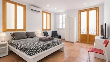 Apartamento standard, 1 quarto, sacada | Cortinas blackout, ferros/tábuas de passar roupa, Wi-Fi de cortesia