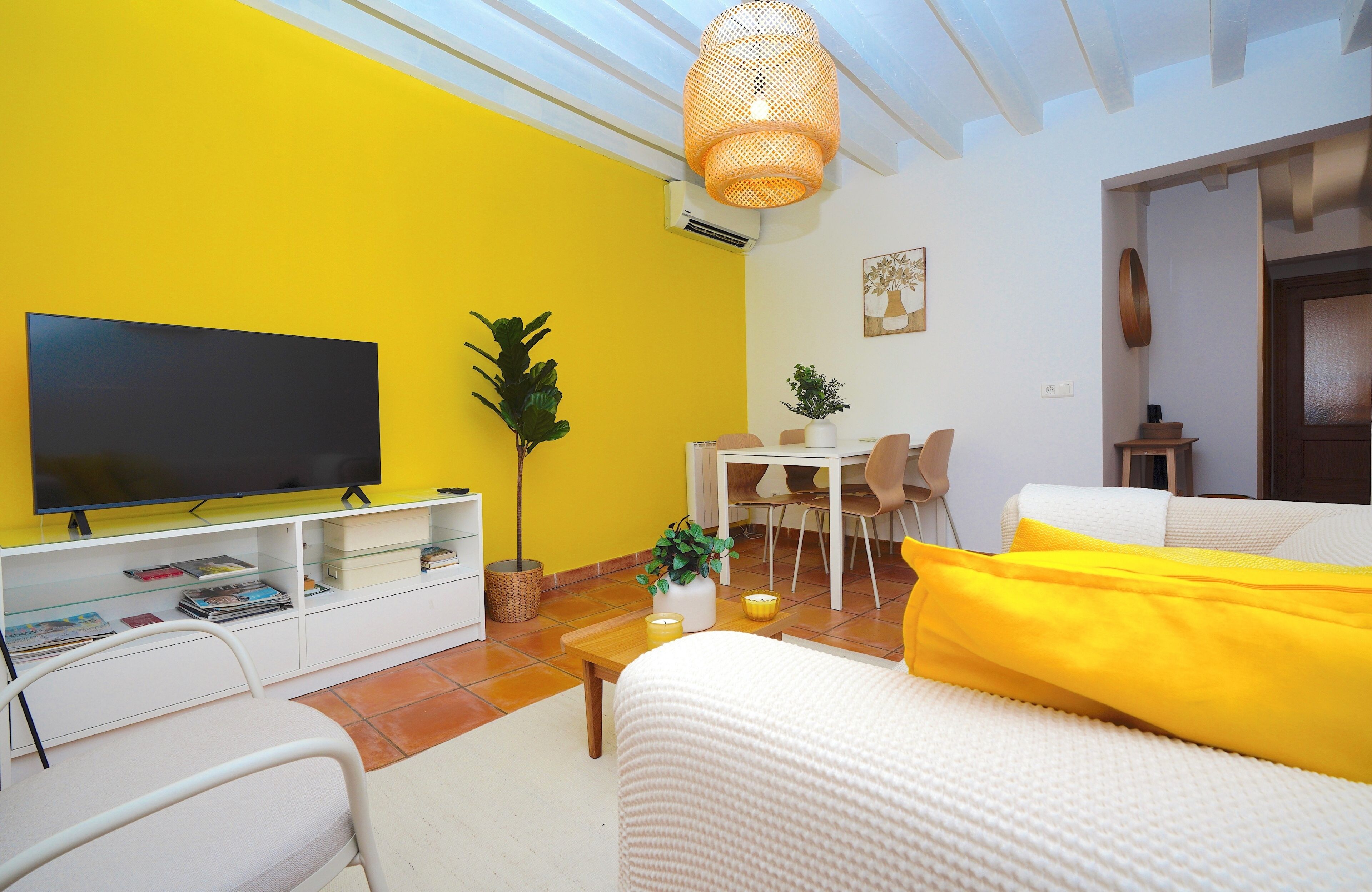 Klassiek appartement, 2 slaapkamers, balkon | Woonruimte | Een televisie