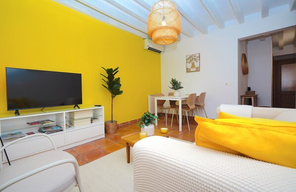 Classic Apartment, 2 Bedrooms, Balcony | Living area | TV - Can Carrio Turismo de interior (Palma de Mallorca)