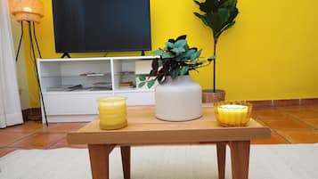 Apartamento clásico, 2 habitaciones, balcón | Zona de estar | Una televisión
