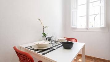 Apartamento standard, 1 quarto, sacada | Cozinha privada | Geladeira grande, micro-ondas, cooktop, lava-louças