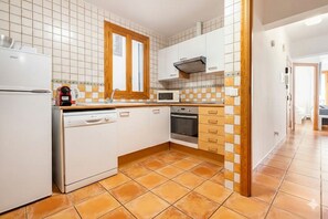 Täysikokoinen jääkaappi, mikroaaltouuni, liesi, astianpesukone