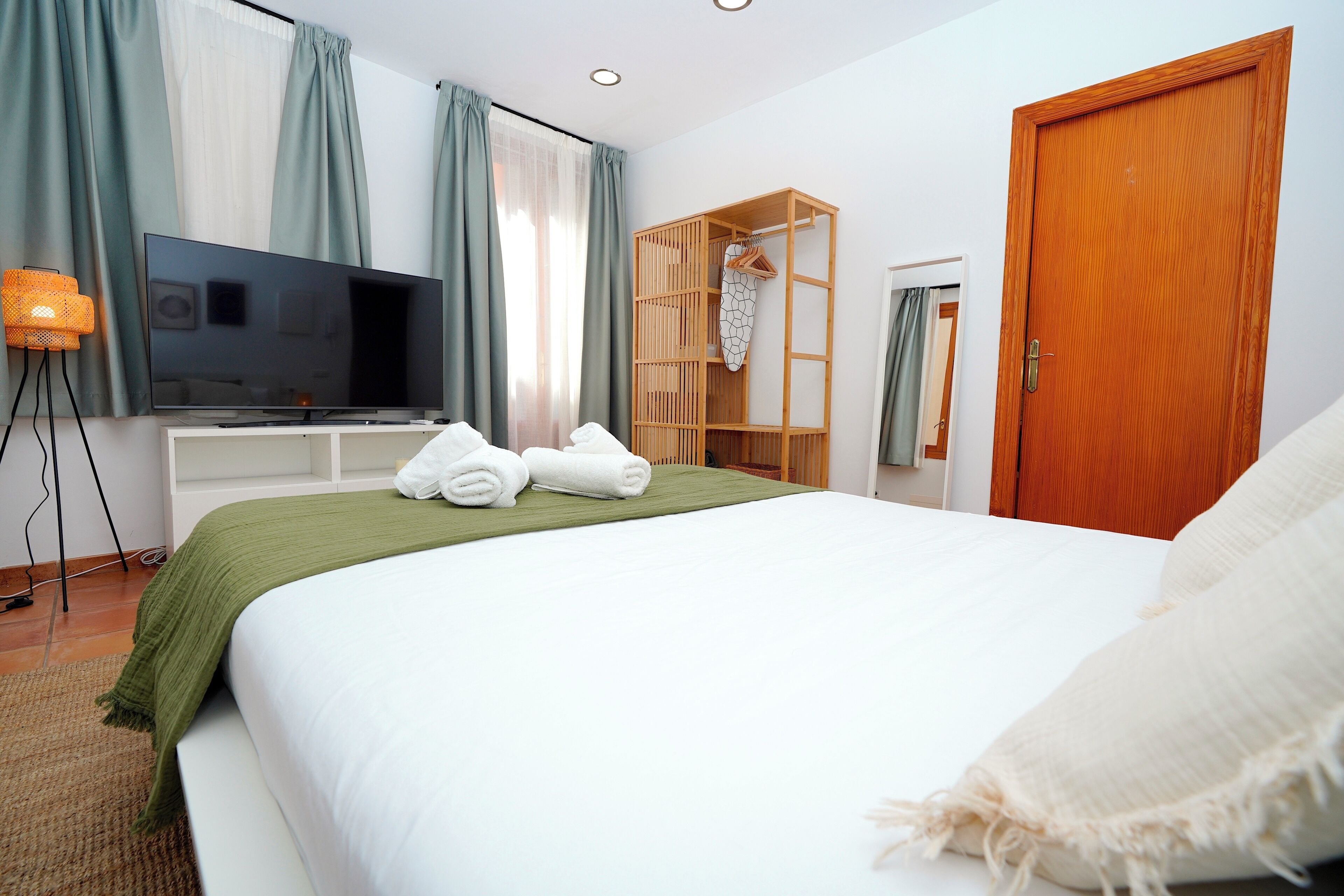 Apartamento estándar, 1 habitación, balcón | Cortinas opacas, tabla de planchar con plancha, wifi gratis