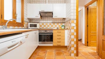 Geladeira grande, micro-ondas, cooktop, lava-louças