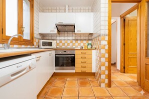 Geladeira grande, micro-ondas, cooktop, lava-louças