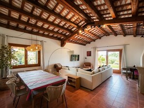 Fireplace - Peralada Pearl: where vacations become tradition. (Peralada)